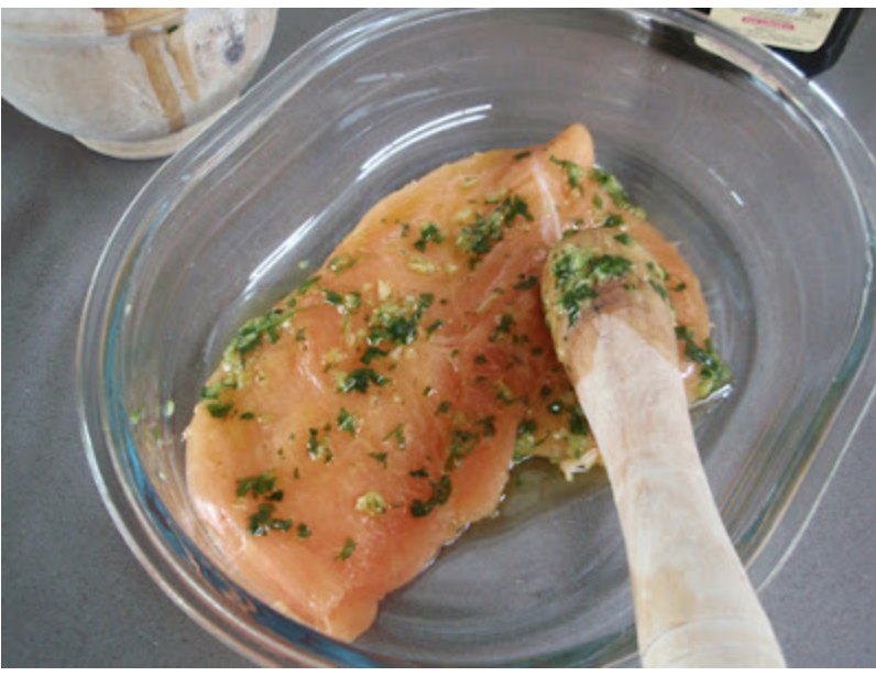 SALTEADO DE ESPINACAS CON PECHUGA DE POLLO Y HAMBURGUESAS DE GARBANZOS